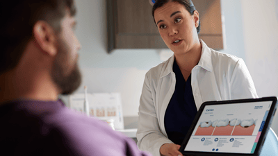 Стоматолог з пацієнтом