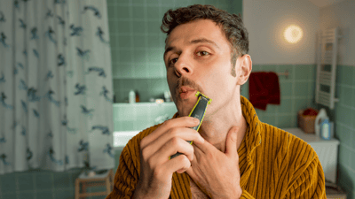 Zbliżenie mężczyzny pielęgnującego brodę za pomocą OneBlade