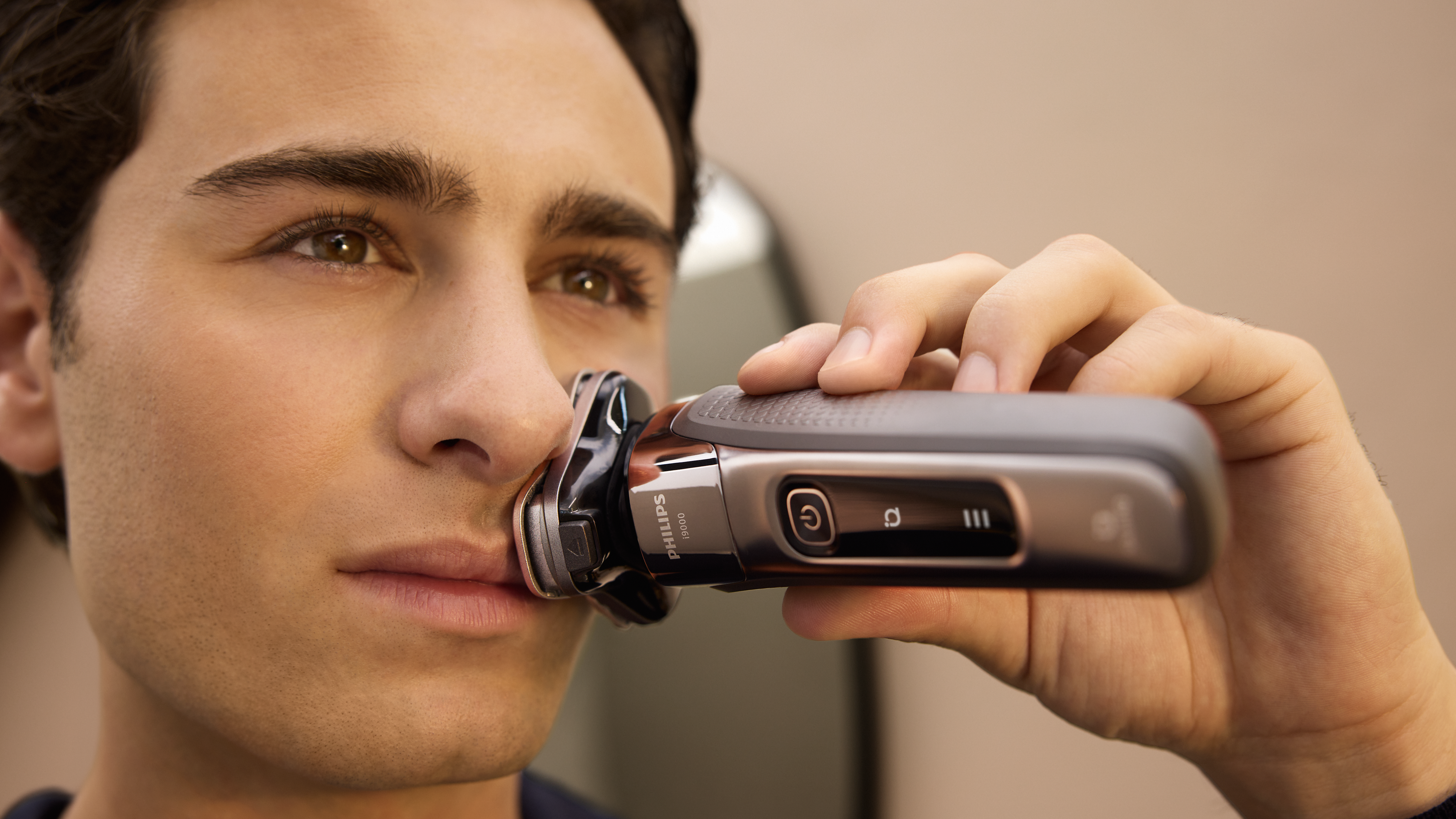 Користуйтеся роторною бритвою Philips