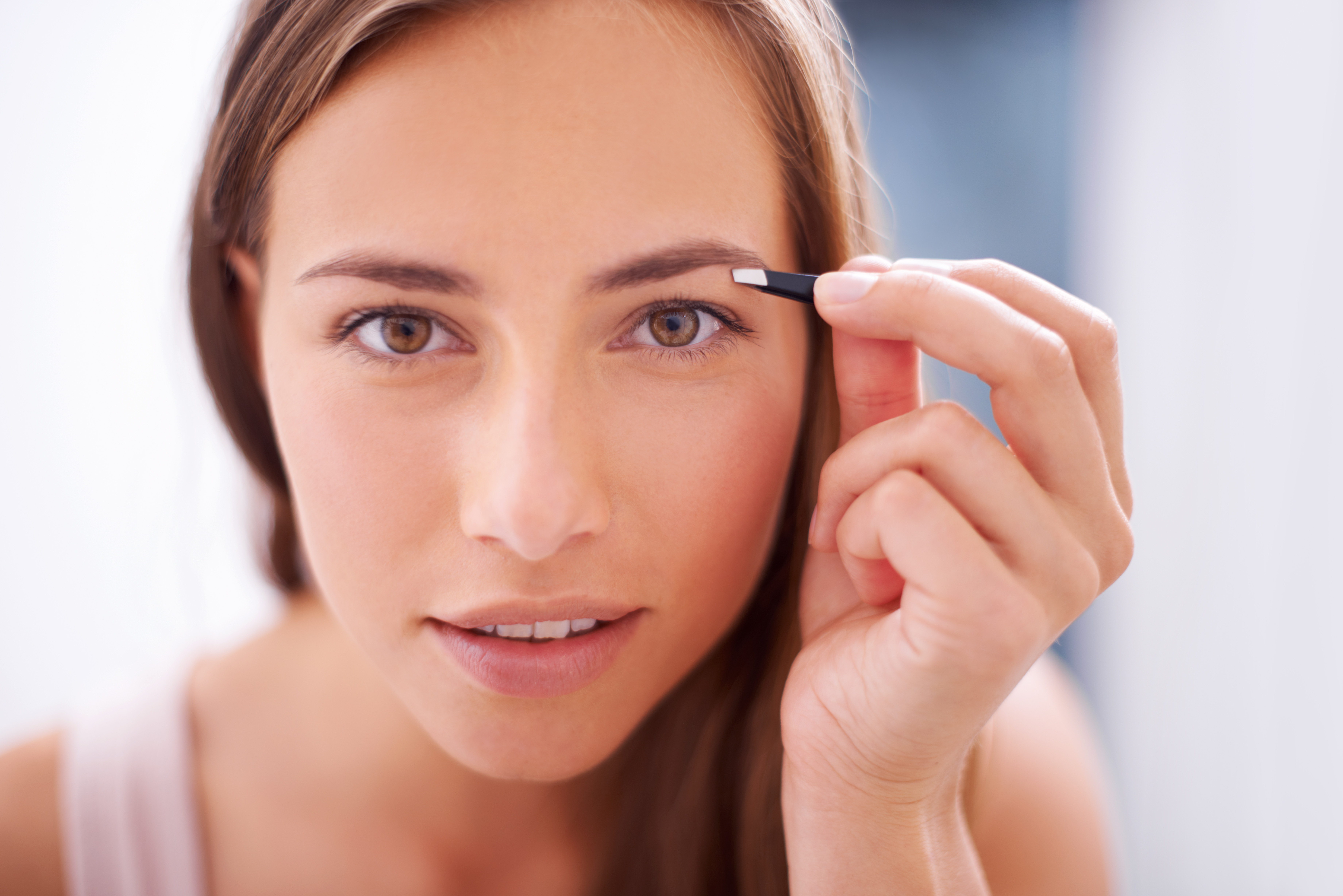 femeie-isi-inlatura-parul-facial-cu-penseta