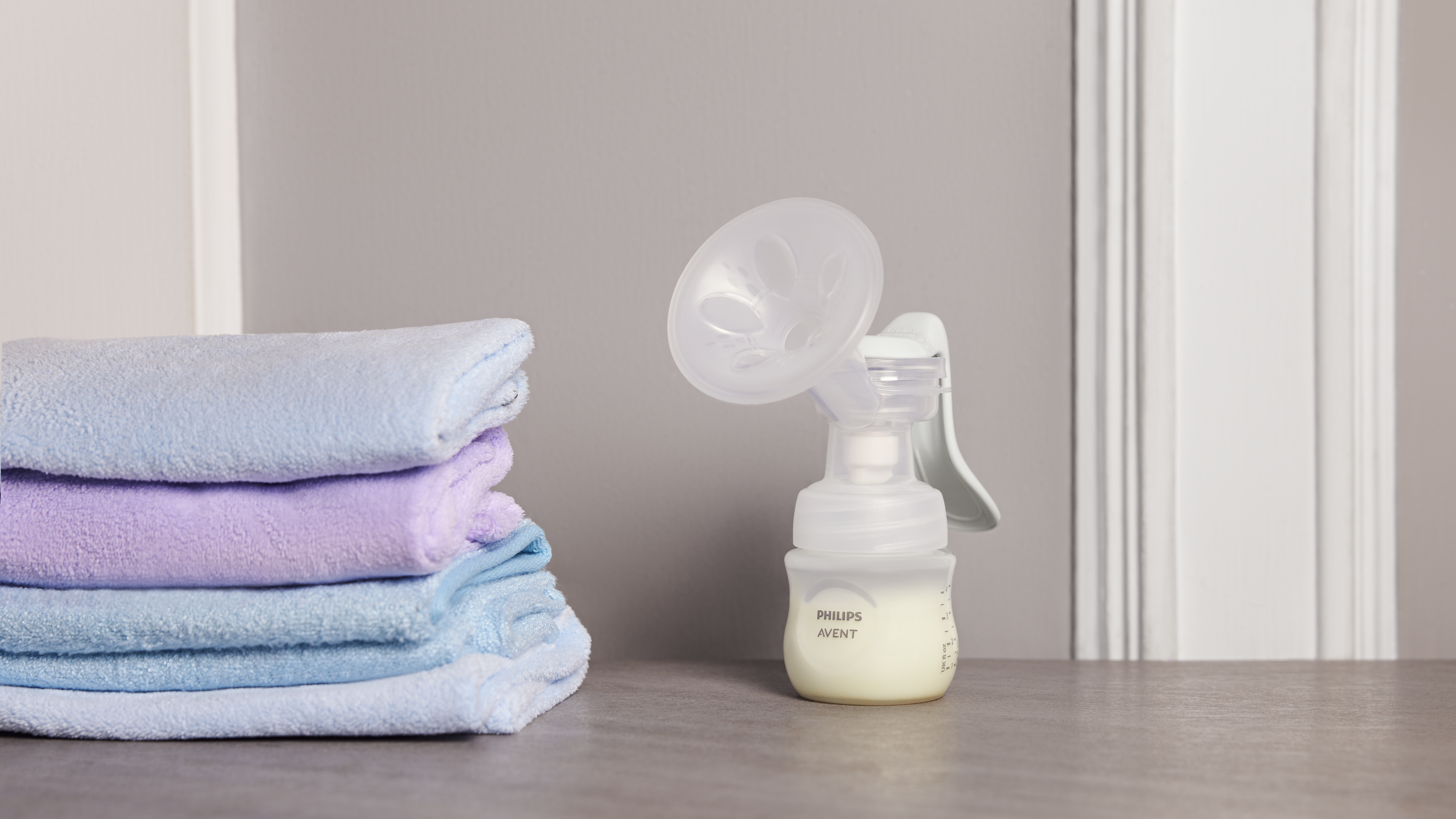 Mãe segurando protetor de seio de silicone