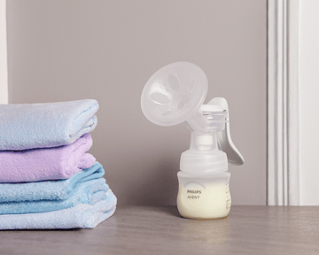 Mãe segurando protetor de seio de silicone