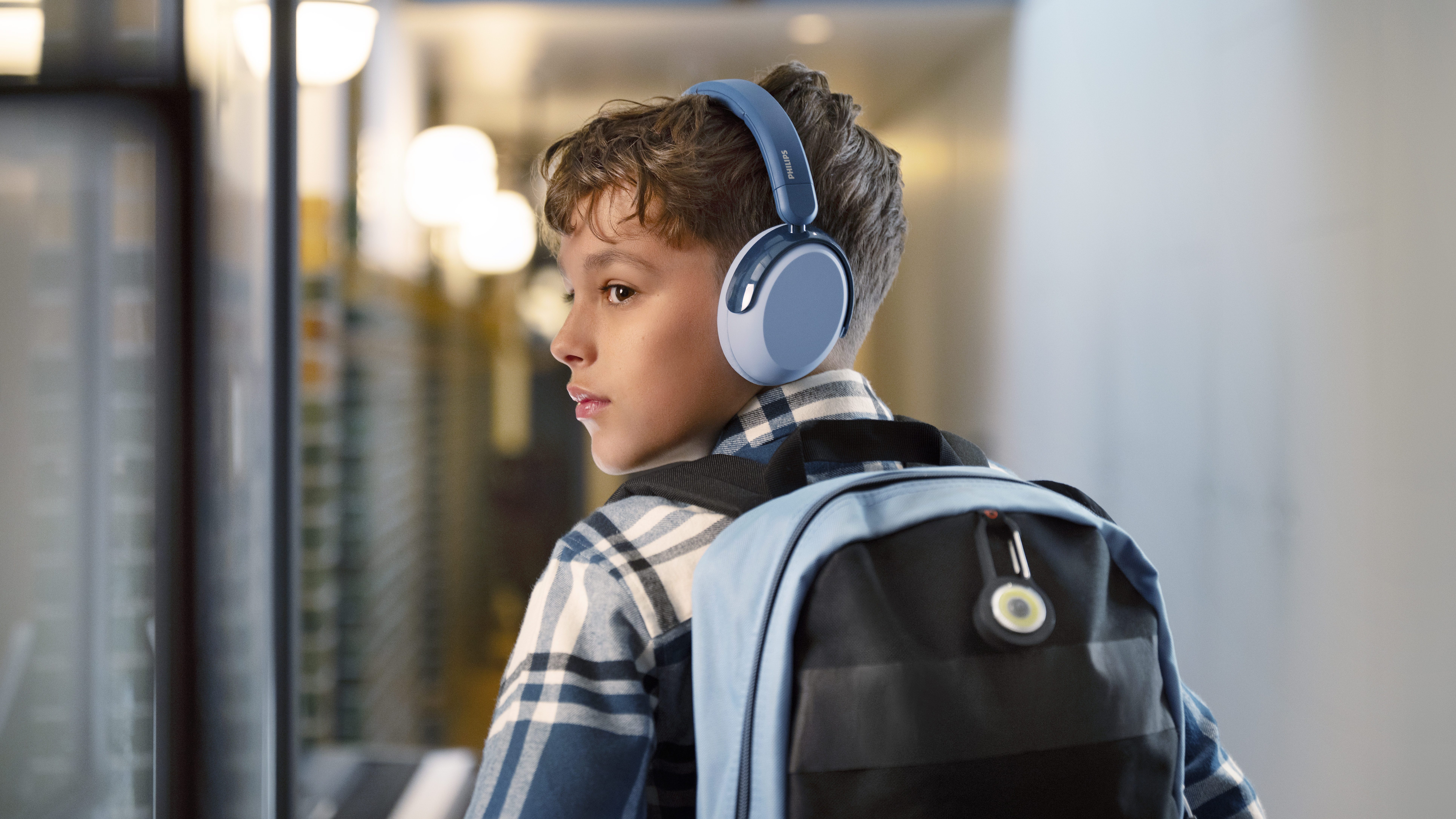 Modré a ružové detské slúchadlá na podlahe s hračkami