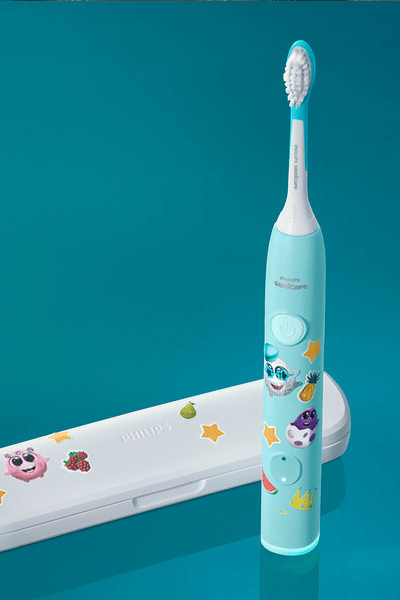 Een elektrische Sonicare For Kids-tandenborstel met etui.