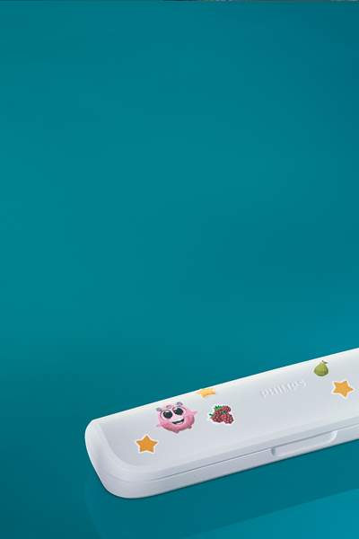 O periuță de dinți electrică Sonicare For Kids prezentată cu o carcasă.