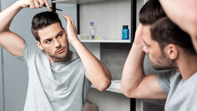 Prim-plan al coafurii unui bărbat încrezător