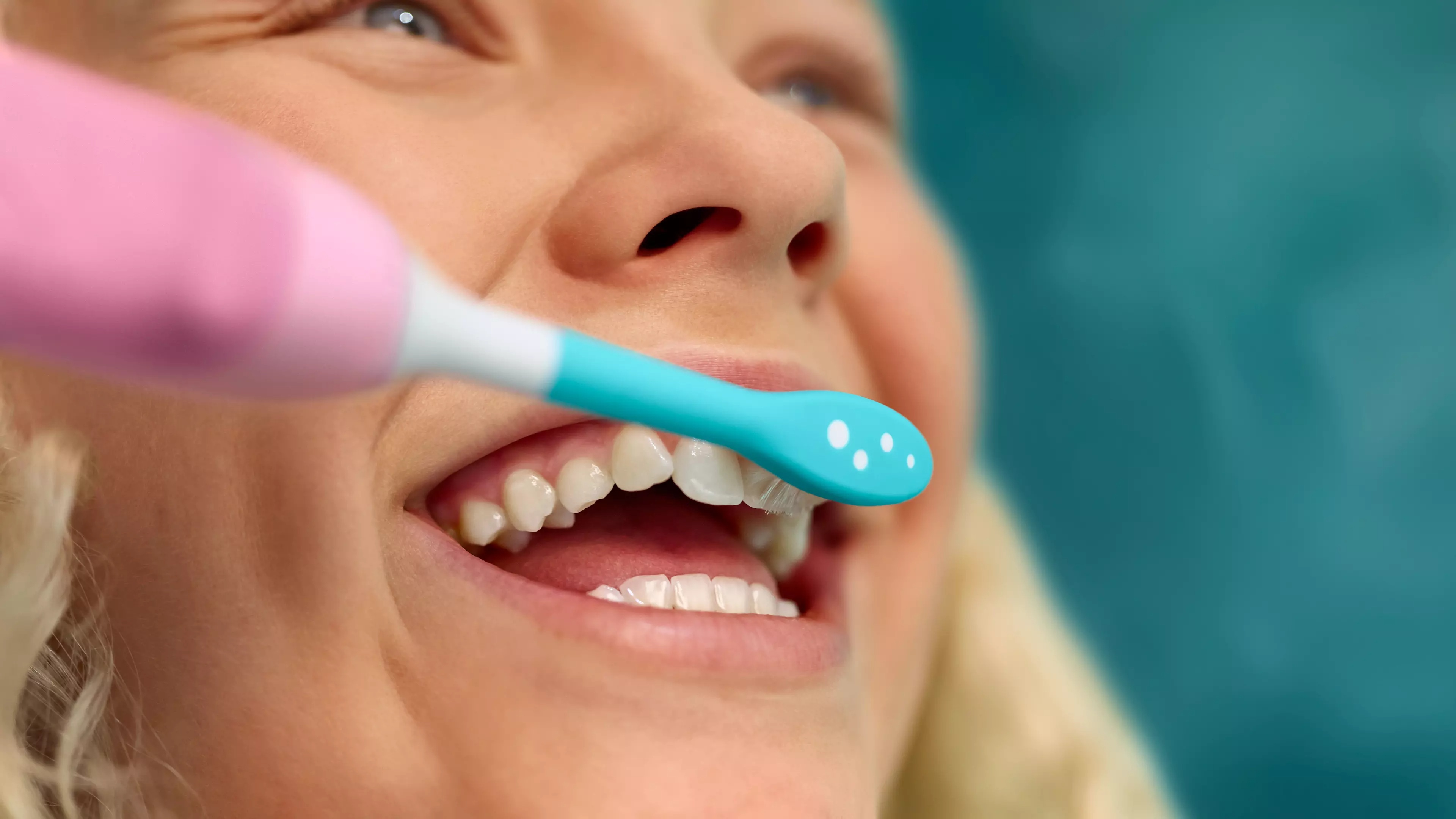 Dziecko myjące zęby szczoteczką soniczną Philips Sonicare for Kids HX6600/41