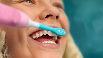 Dziecko myjące zęby szczoteczką soniczną Philips Sonicare for Kids HX6600/41