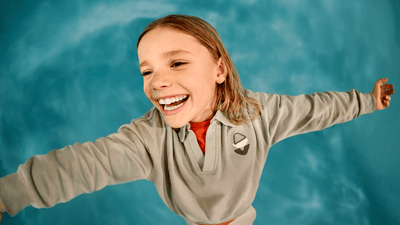 Дитина чистить зуби дитячою електричною зубною щіткою