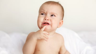bebe cu biberon