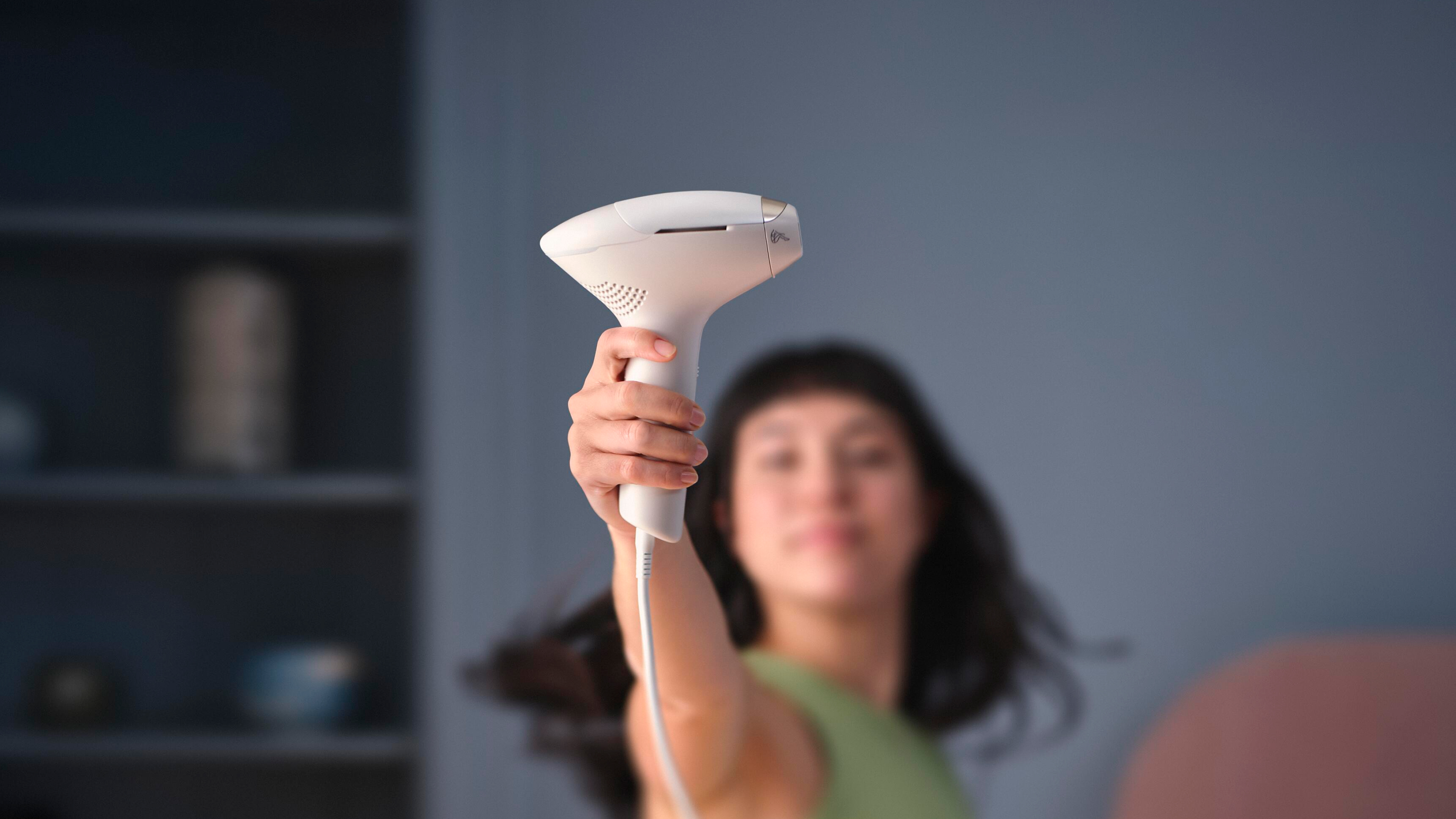 Femme tenant le Lumea IPL 9900