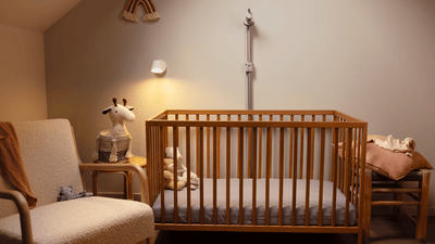 Дитина спокійно смокче пустушку