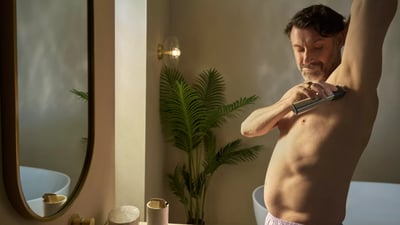 Mężczyzna korzystający z wielofunkcyjnego trymera Philips All in One