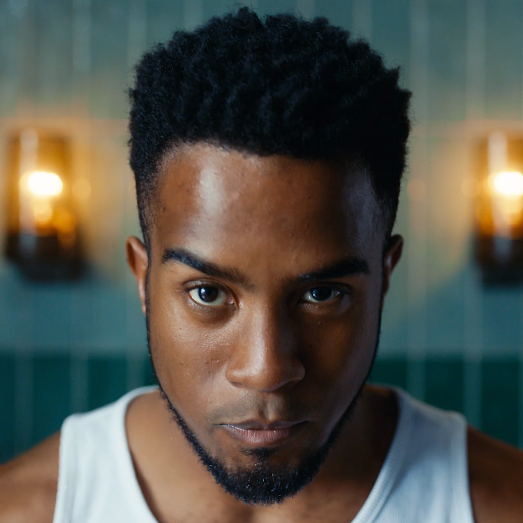 Muškarac s frizurom OneBlade i remenom za bradu