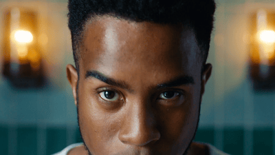 Muškarac s frizurom OneBlade i remenom za bradu