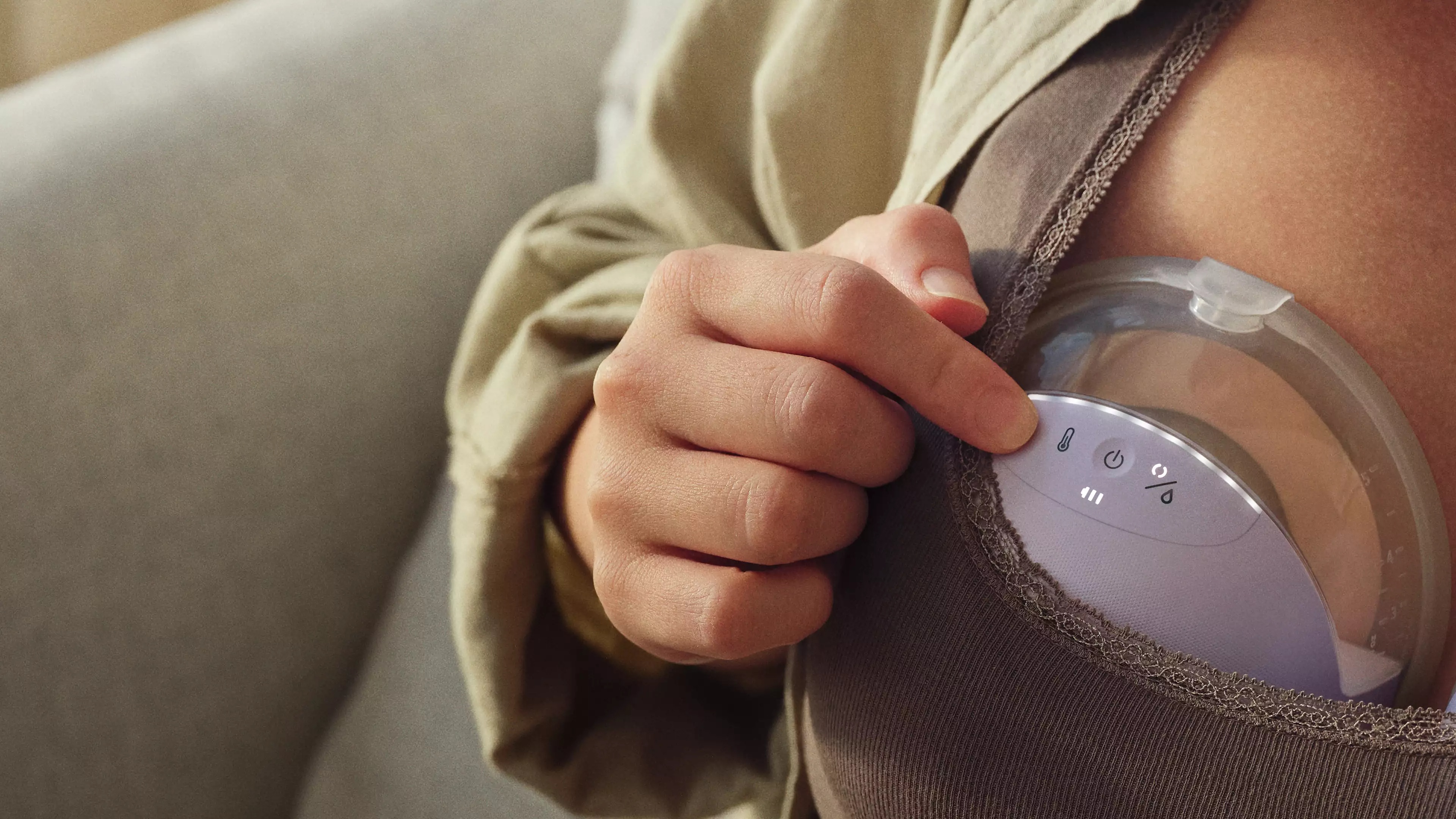 Kobieta używająca laktatora samonośnego Philips Avent Natural Care