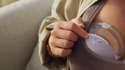 Kobieta używająca laktatora samonośnego Philips Avent Natural Care