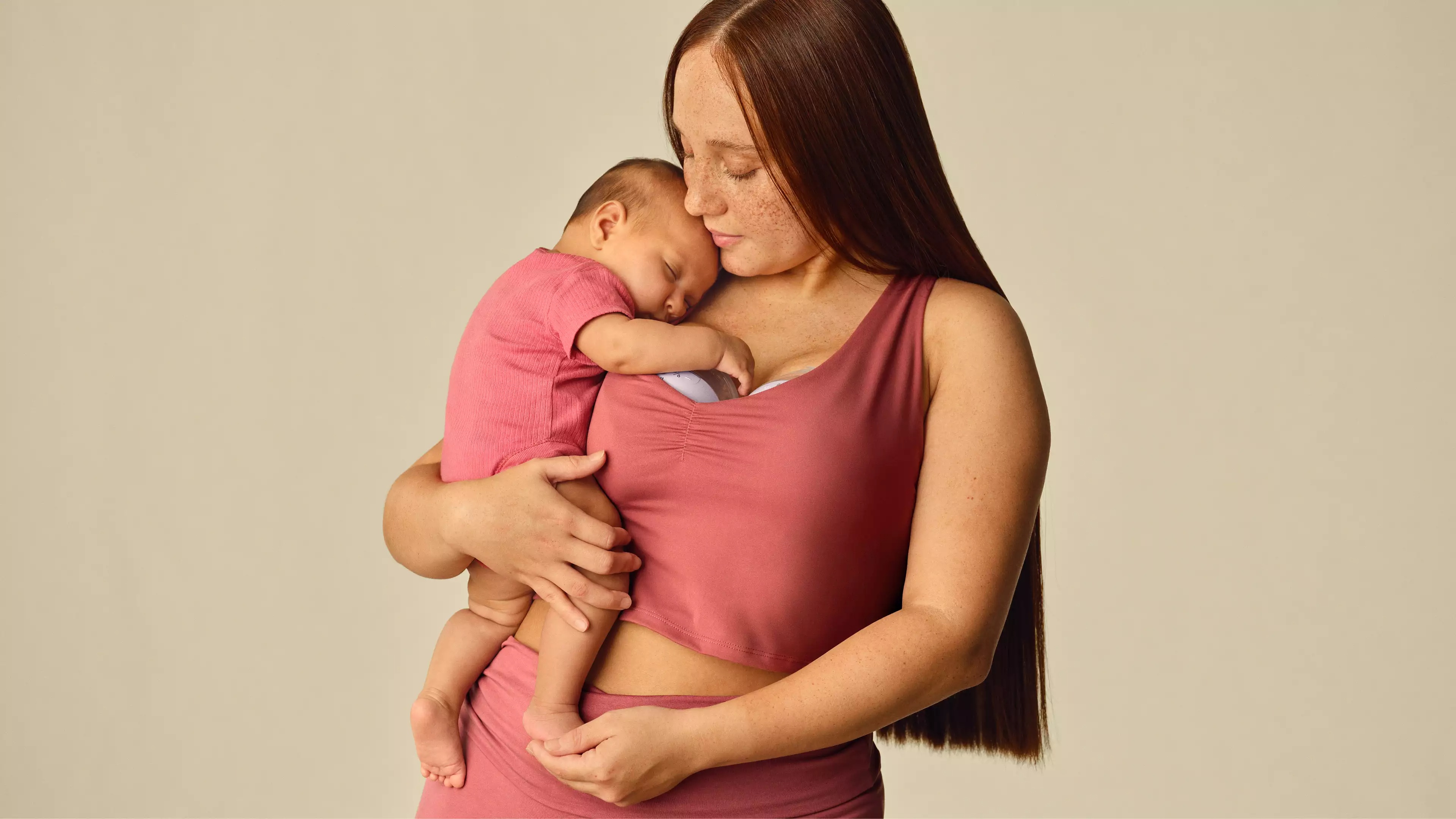 Mama używająca laktatora samonośnego Natural Care od Philips Avent