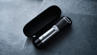 Ein Philips Barttrimmer liegt in einem geöffneten Etui auf einer Granitoberfläche.