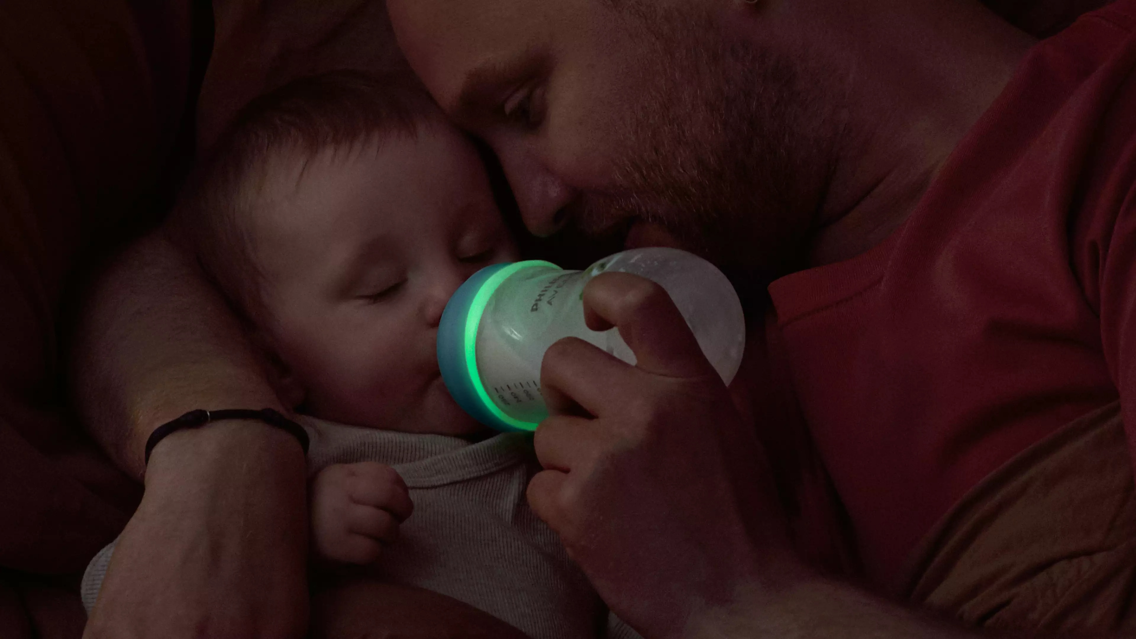 Niemowlę pijące z butelki z fluorescencyjnym smoczkiem Philips Avent