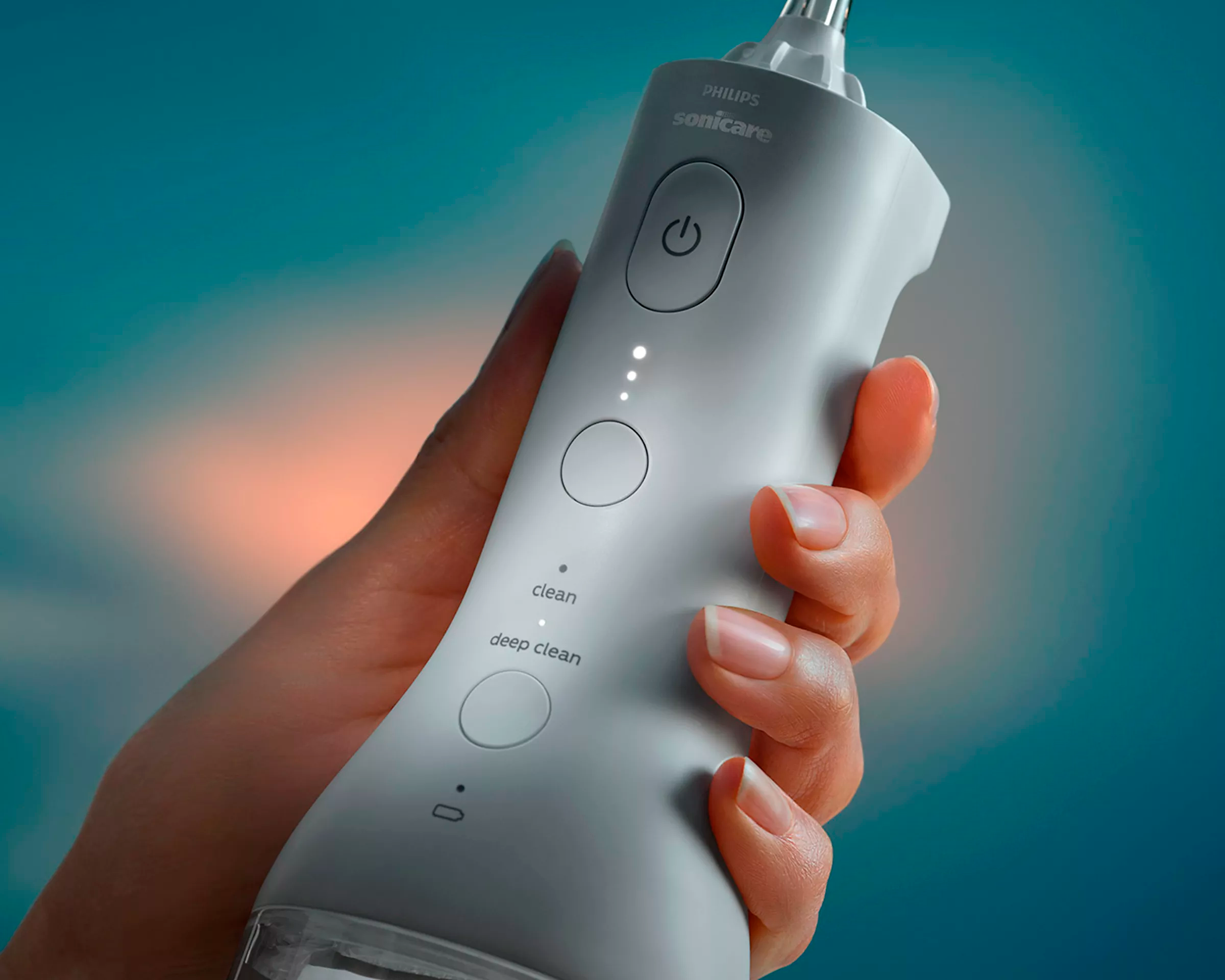 A light highlighting the 2 cleaning modes on the handle.