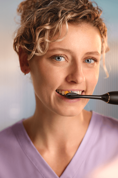 Tandarts die een elektrische Sonicare-tandenborstel gebruikt