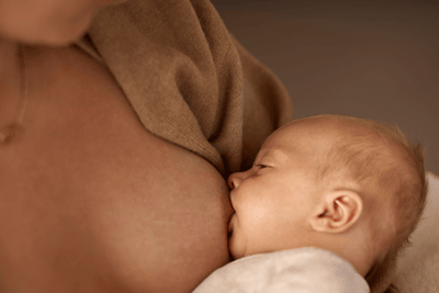 Správna technika prisatia a polohy matky a dieťaťa počas dojčenia