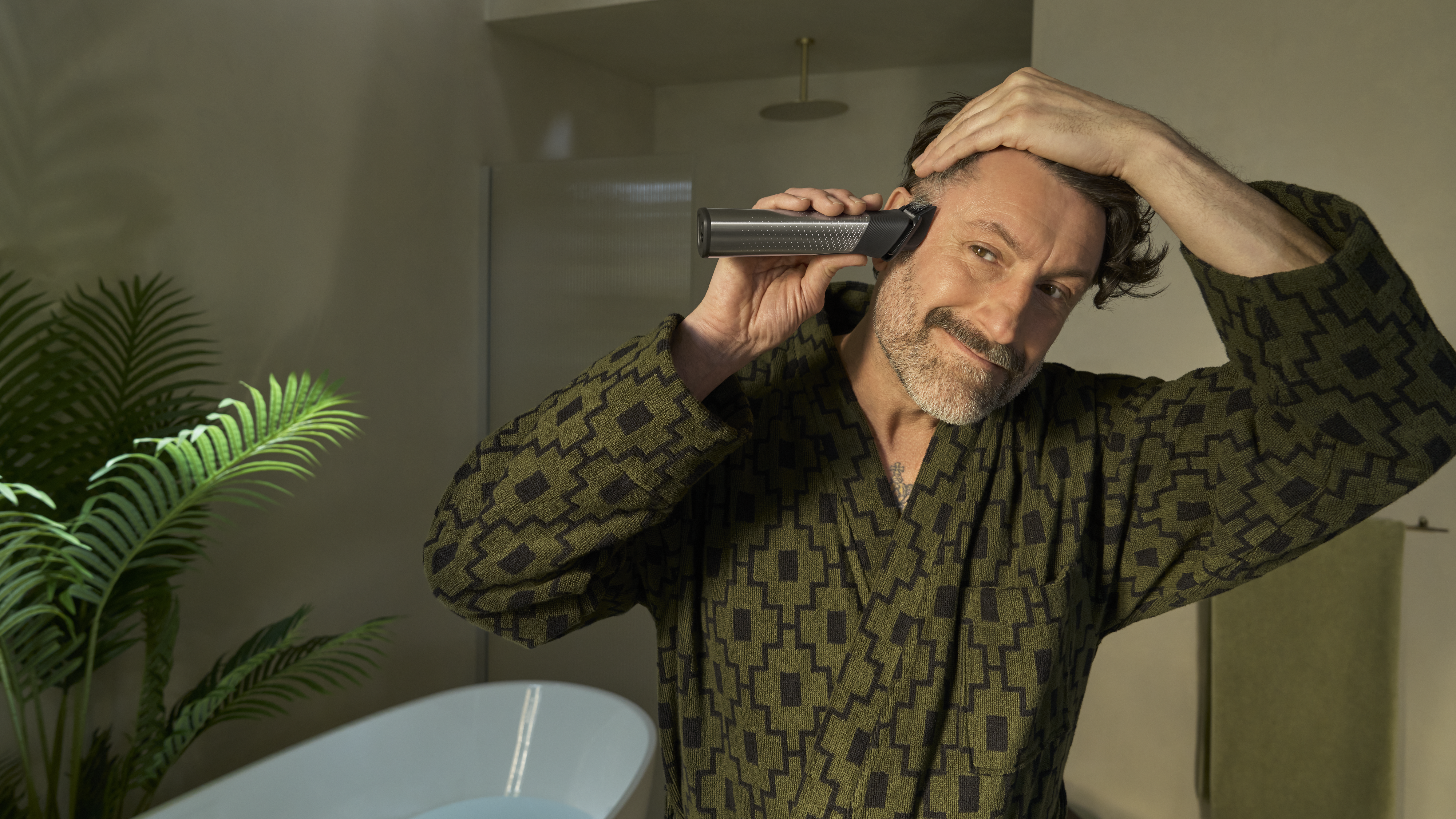 Muž holiaci si tvár