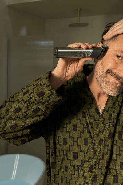 Muž holiaci si tvár