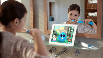 Dieťa si umýva zuby a pozerá video o detskej zubnej kefke Philips Sonicare