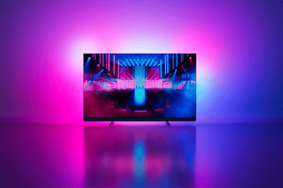 Philips Ambilight Fernseher mit einer Konzertszene und pink-blauem Ambient-Licht.