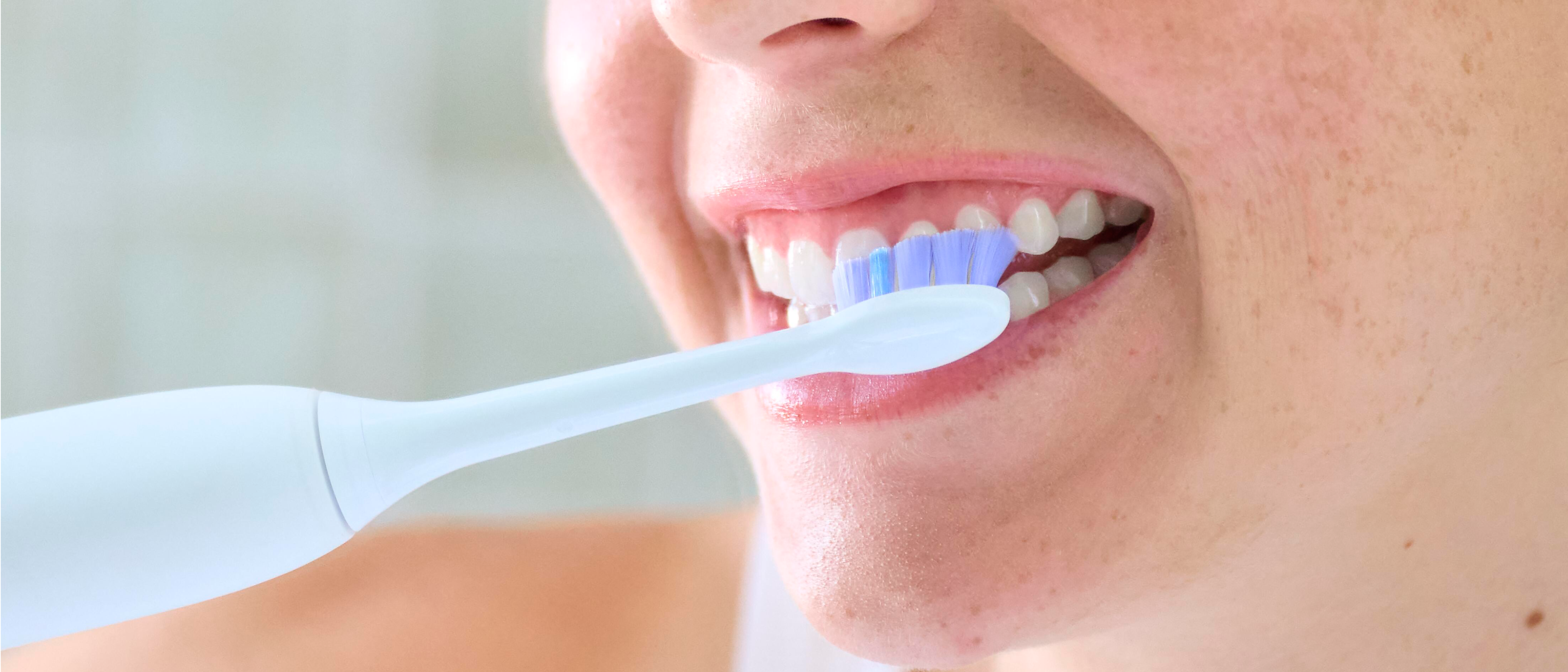 Come lavarsi i denti nel modo corretto