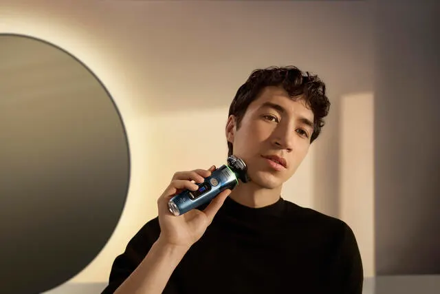 Man shaving with i9000 prestige ultra shaver