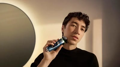 Man shaving with i9000 prestige ultra shaver