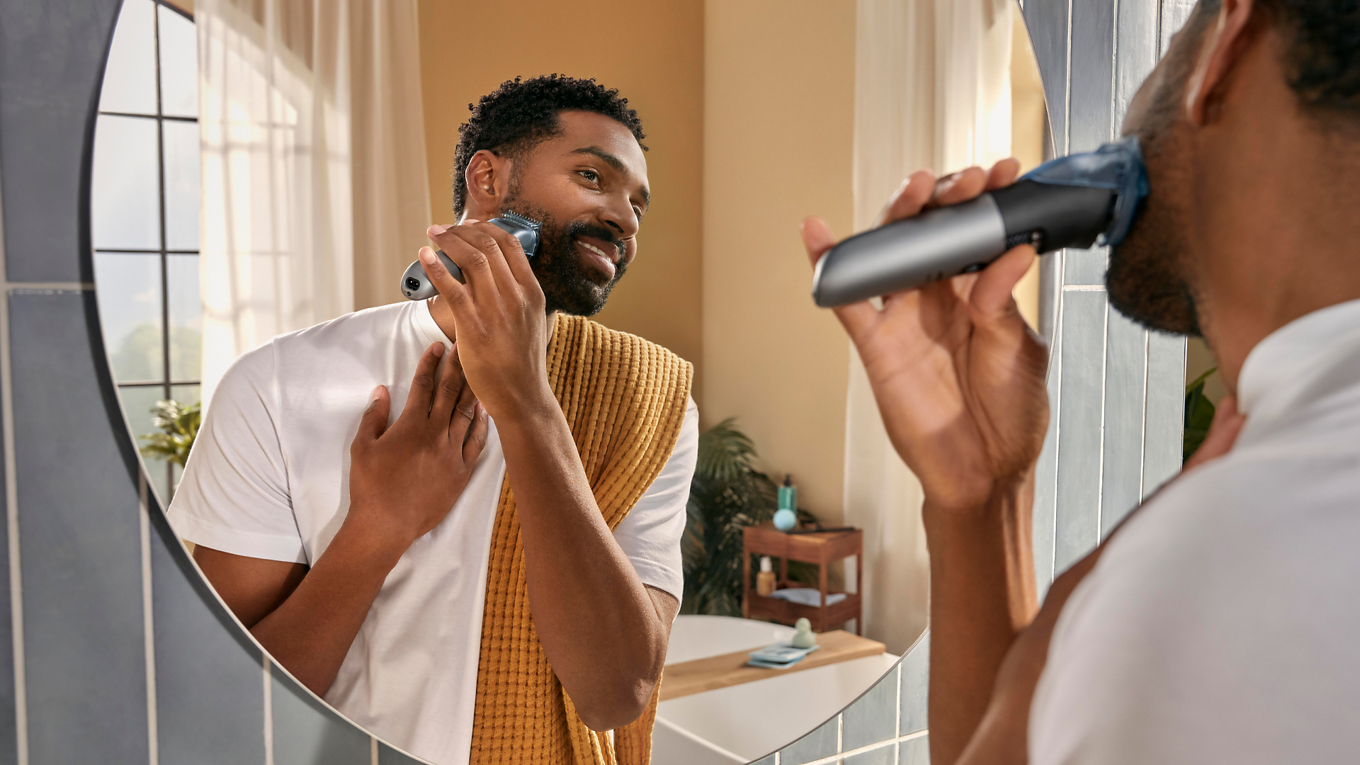 Man trimming full beard with Philips Beard Trimmer 7000