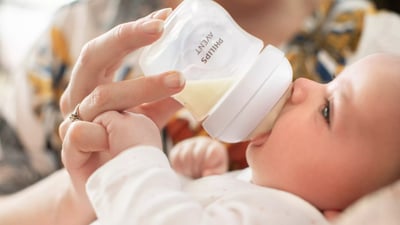 Dziecko pijące mleko z butelki responsywnej Philips Avent