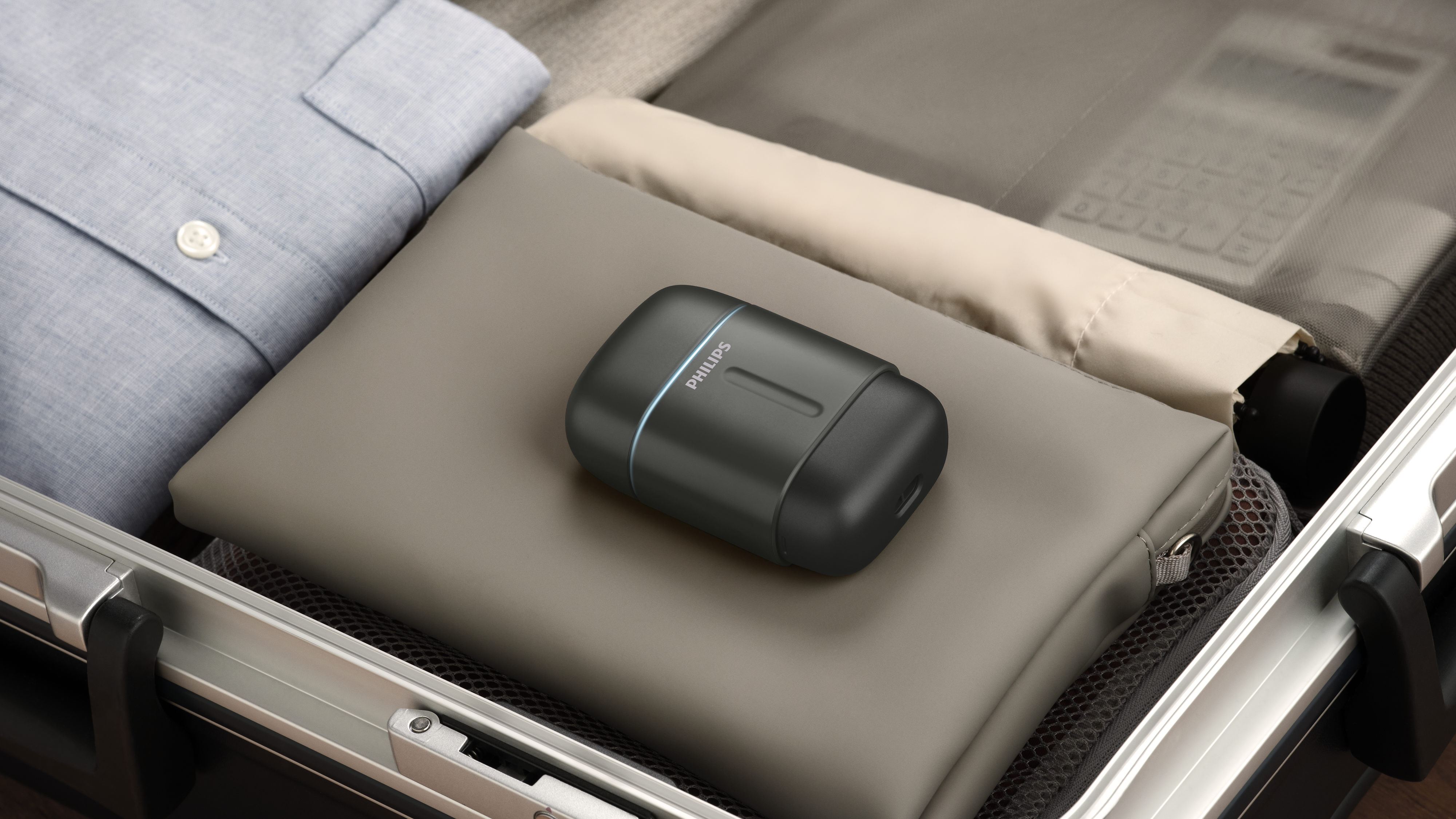 Compact waterproof Philips 700 shaver in small suitcase