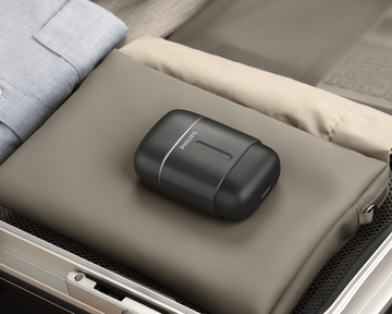Compact waterproof Philips 700 shaver in small suitcase