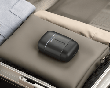 Compact waterproof Philips 700 shaver in small suitcase