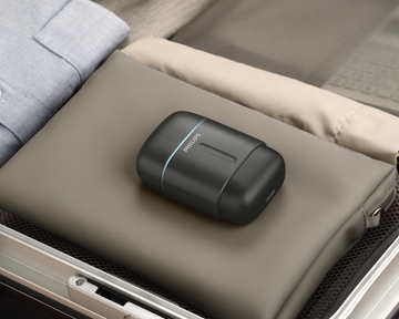 Compact waterproof Philips 700 shaver in small suitcase