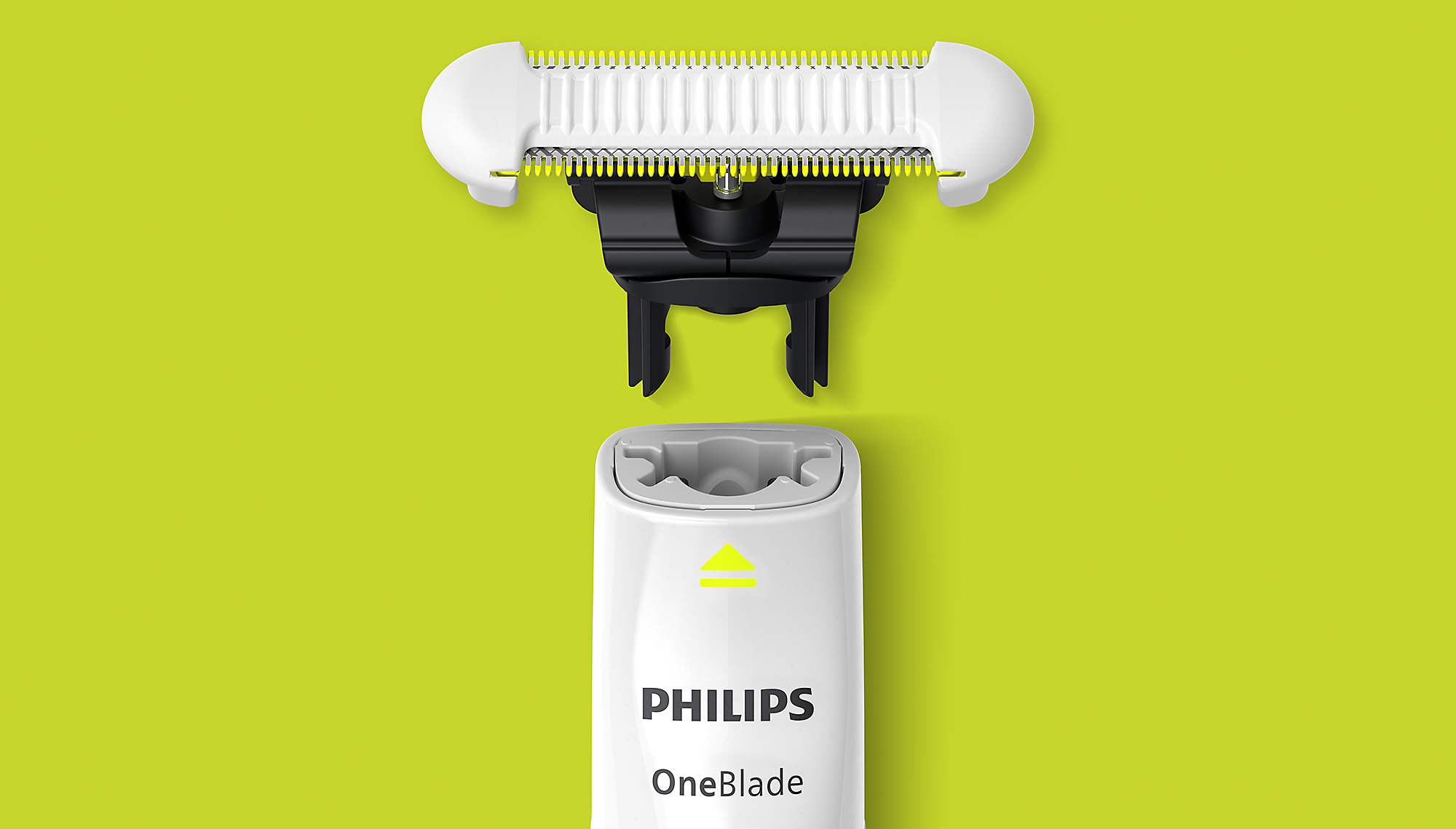 Zbliżenie na kobietę używającą maszynki Philips OneBlade Intimate do golenia okolic bikini. Maszynka jest przykładana do skóry w pobliżu bielizny w fioletowo-białą kratkę, a w tle widać elementy łazienki.