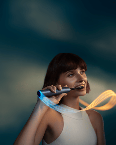 Femme se brossant les dents avec la brosse à dents électrique Sonicare DiamondClean