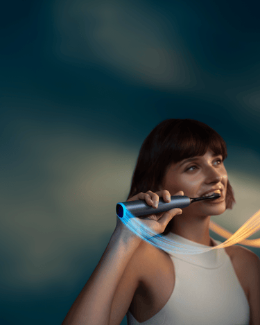 Donna che si lava i denti con lo spazzolino elettrico Sonicare DiamondClean