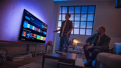 Dva muškarca komuniciraju s Titan OS-om