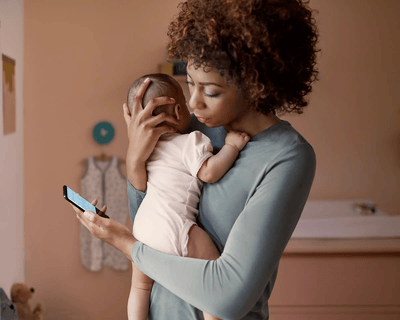 Une personne utilisant l’application Grossesse⁺ sur son téléphone