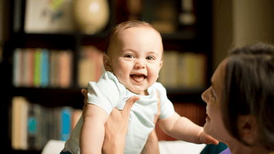 Primer plano de un bebé sonriendo