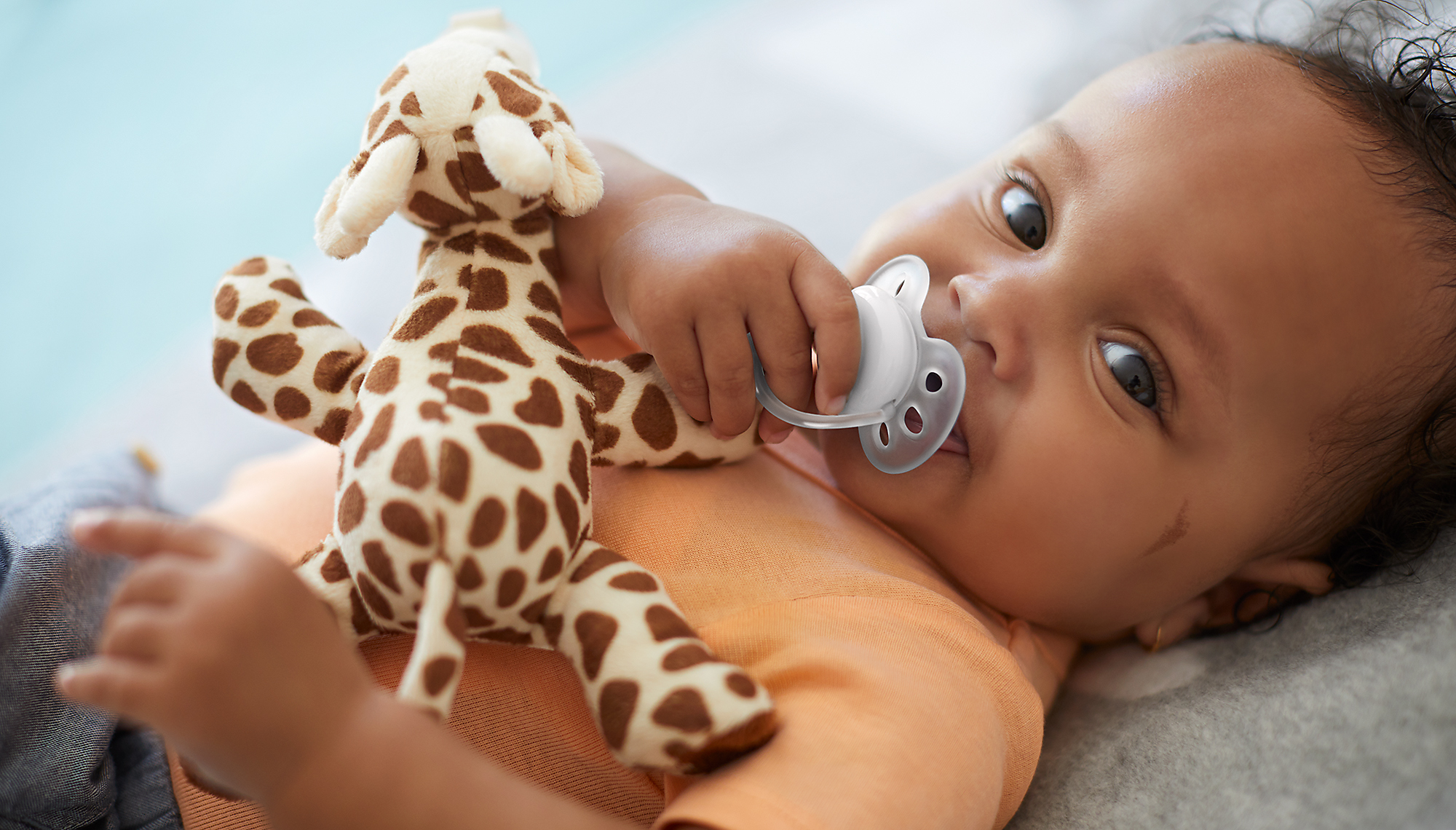 Miminko šťastně drží dudlík