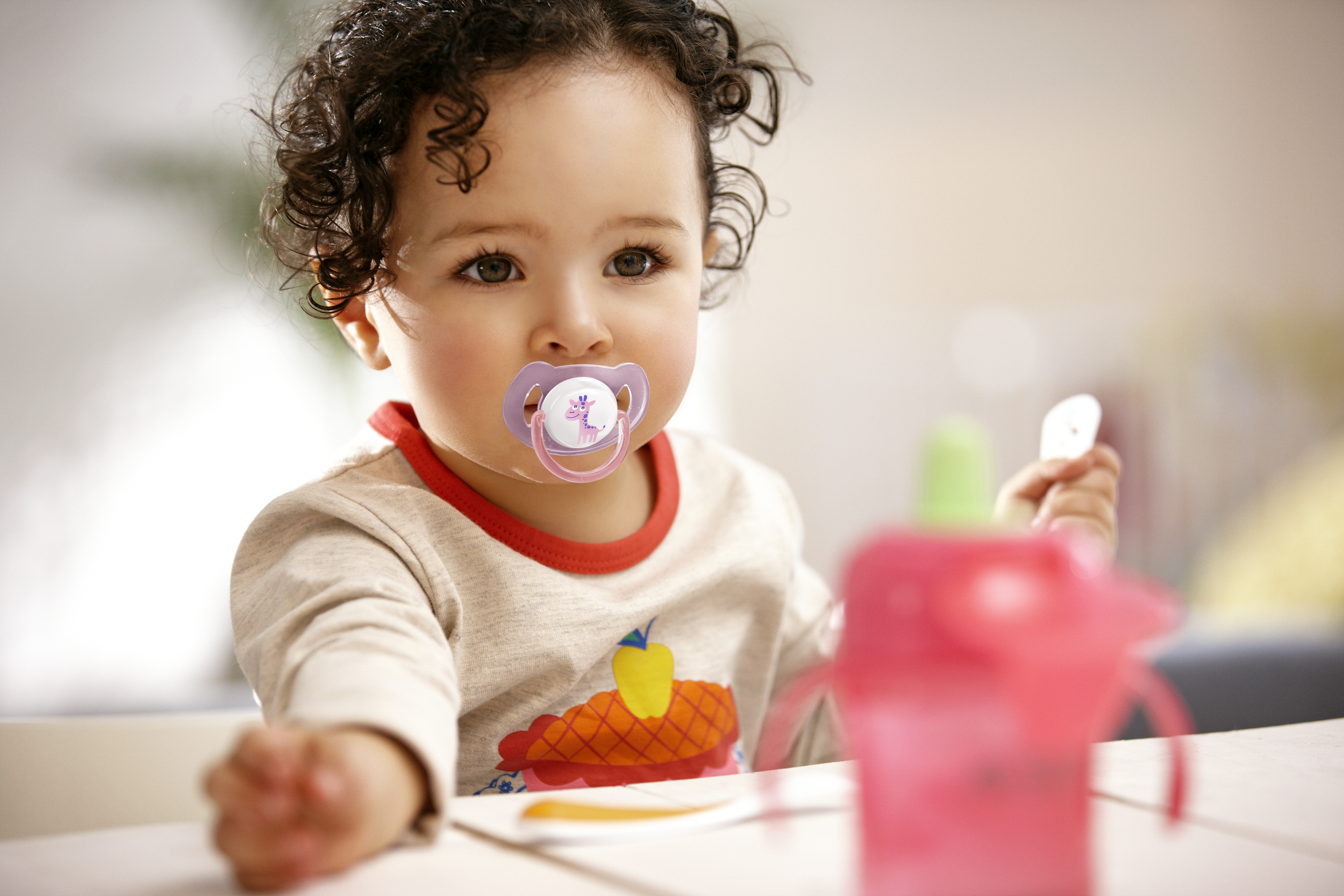 Малюк куштує їжу та кривиться