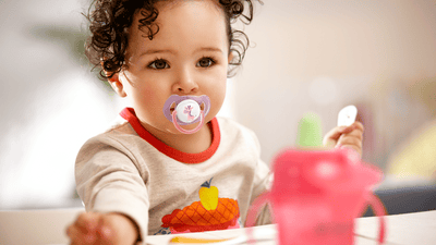 Спящий младенец со спокойным выражением лица