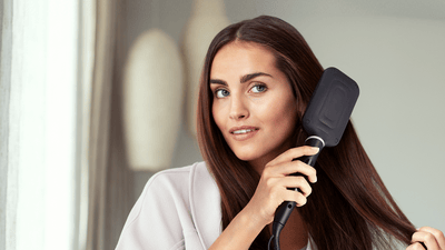 Zâmbet ușor în oglindă cu eleganță blândă